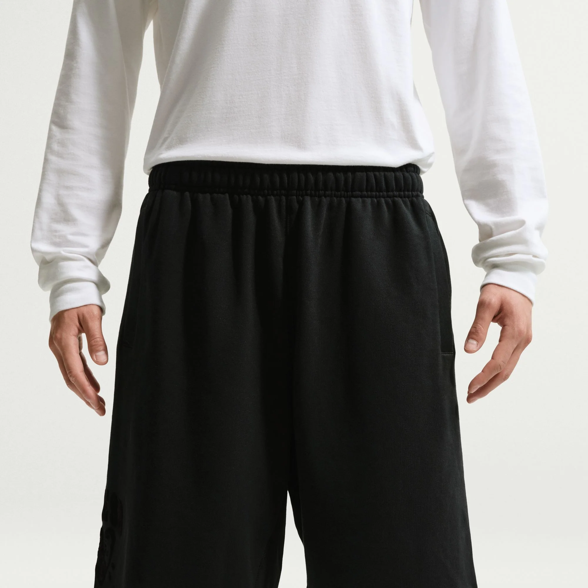 Nike SB Graphic Fleece Shorts (Black) - Image 4